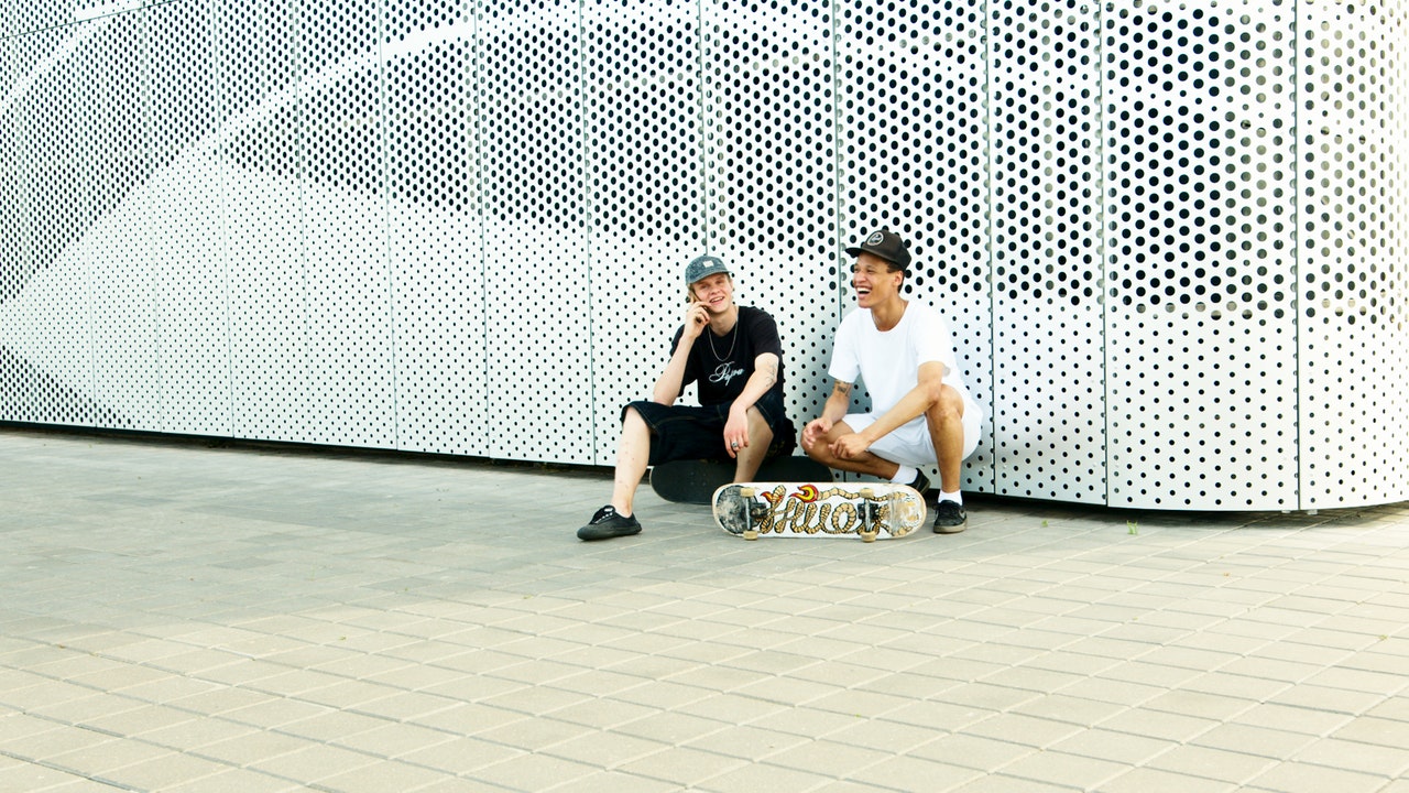 Jeunes assis par terre avec un skate