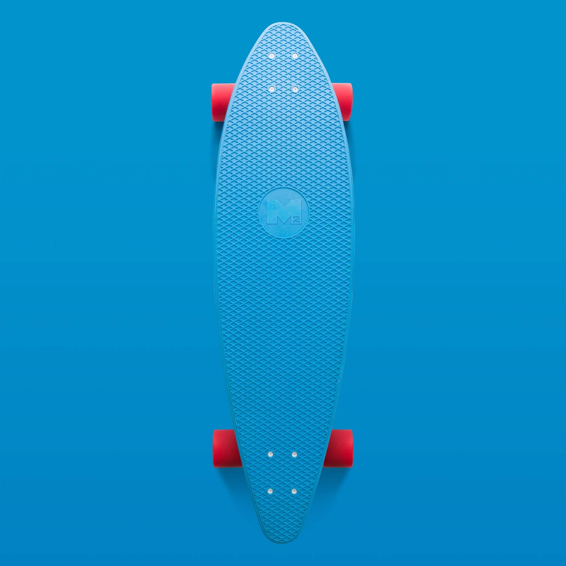 skate bleu à roulettes rouge dans un fond bleu