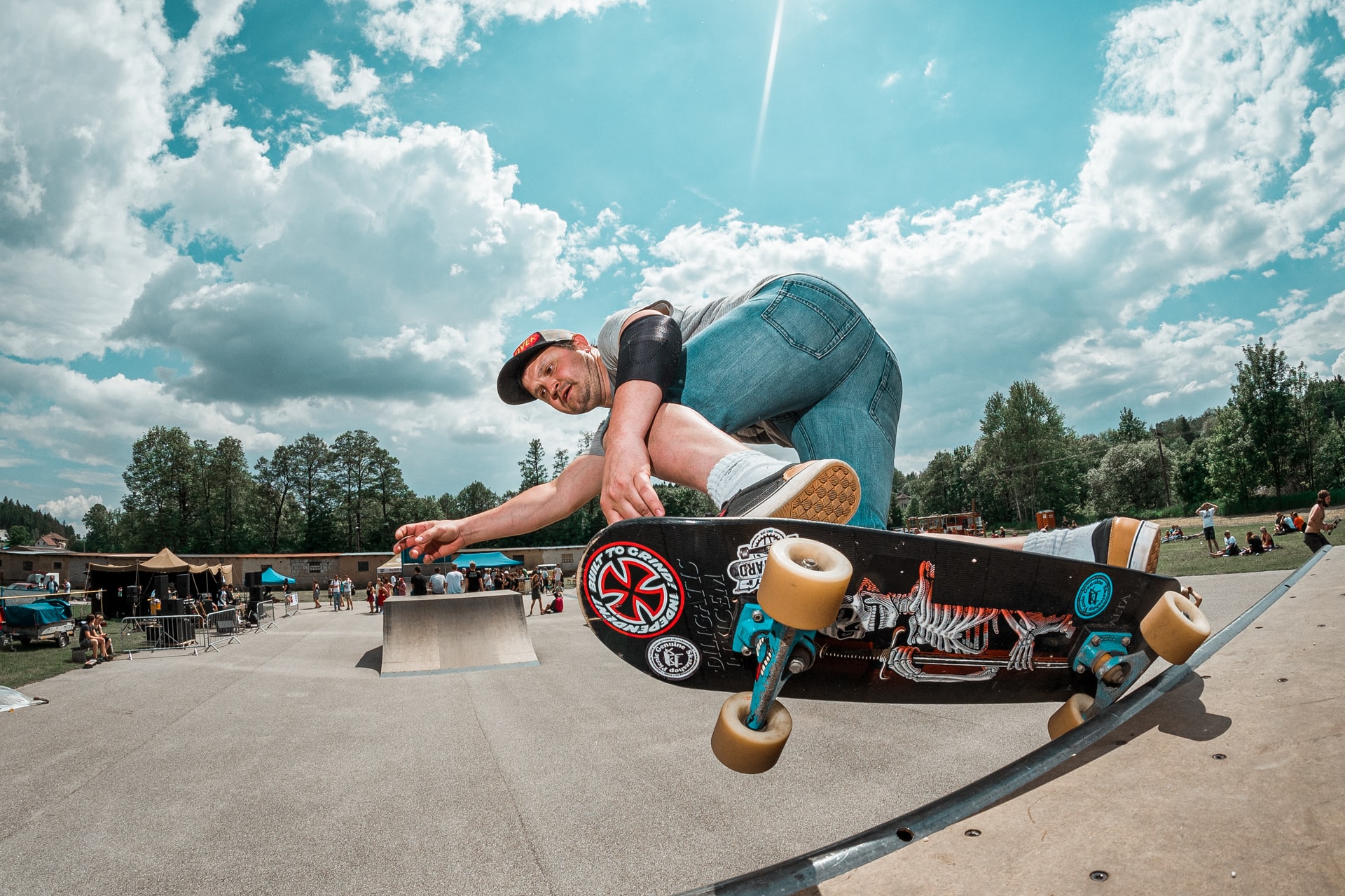 homme effectuant un trick dans un skatepark