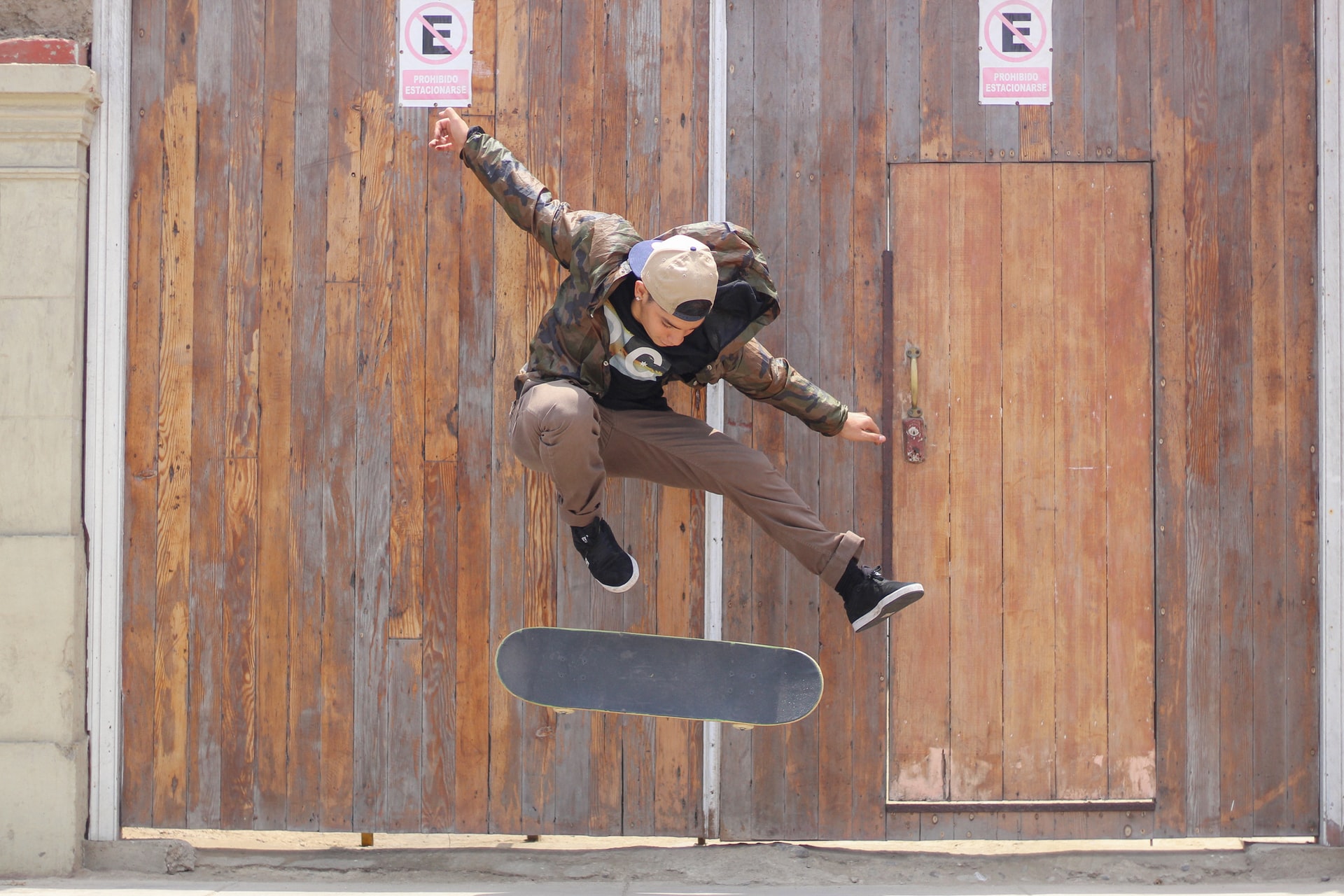 jeune effectuant un saut avec son skate