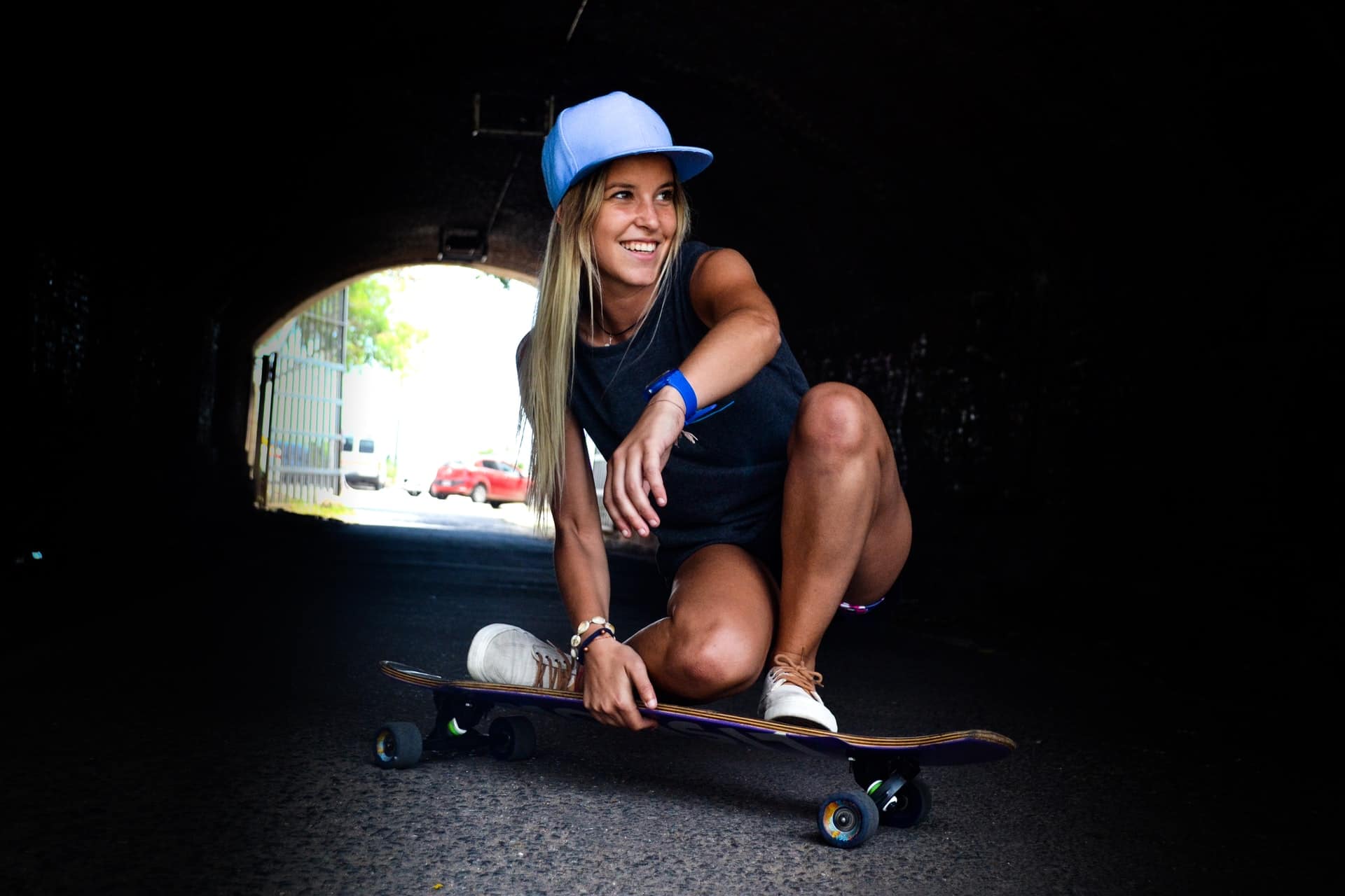 jeune femme blonde avec son skate