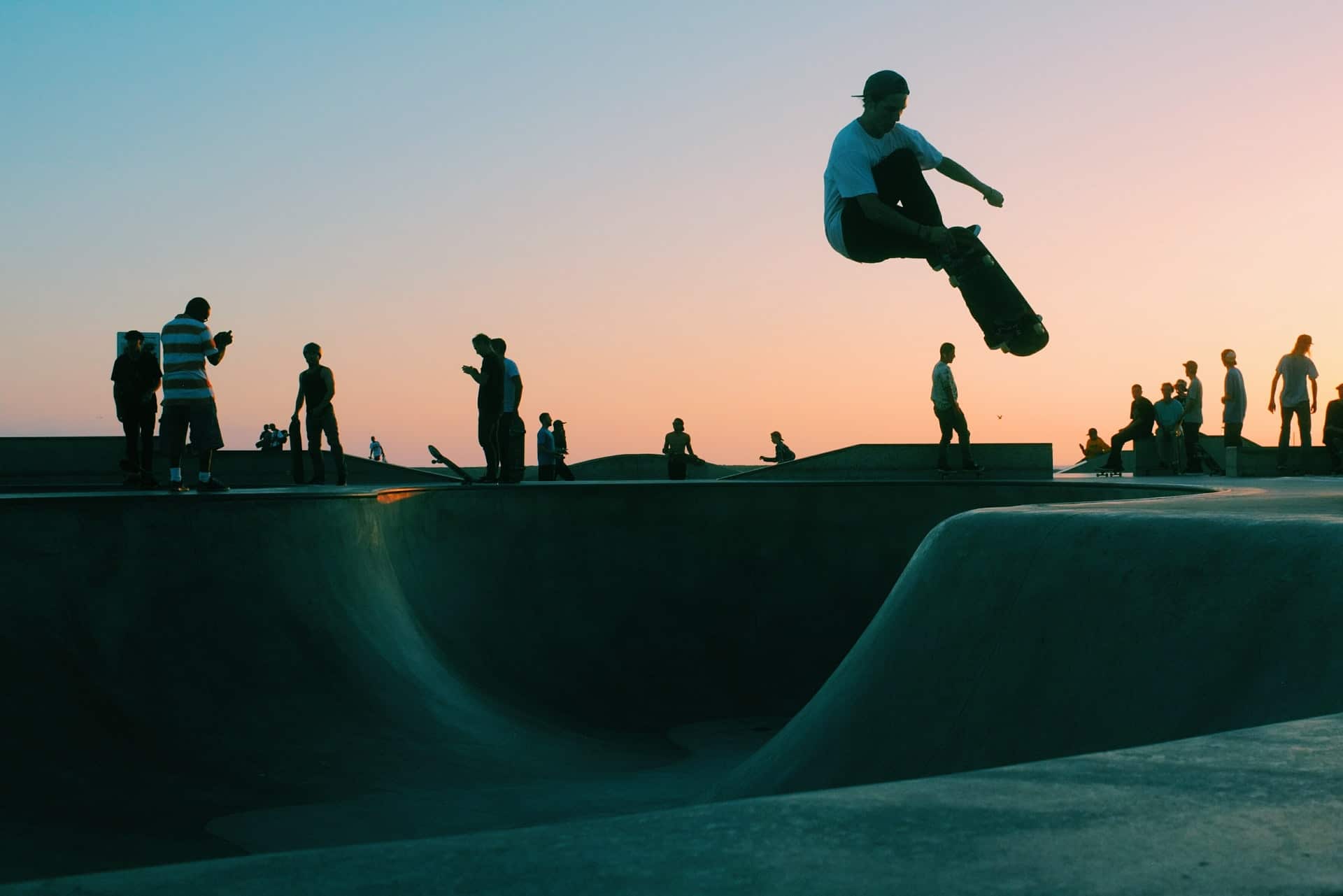 jeune homme effectuant un saut au skatepark