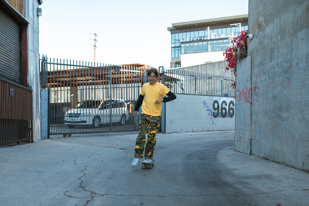 jeune en jaune arrivant en roulant en skate