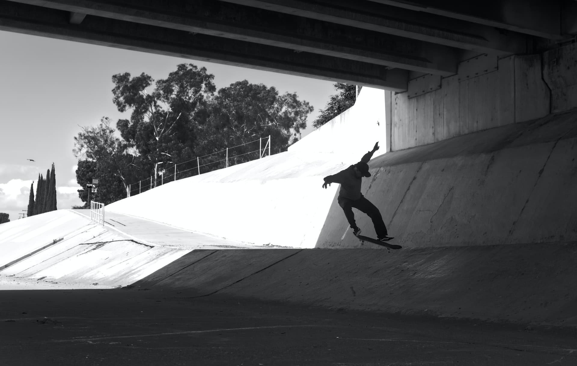 photo en noir et blanc d'un homme effectuant un trick