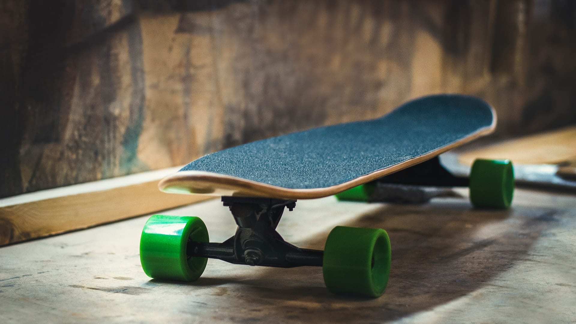 skate bleu aux roues vertes