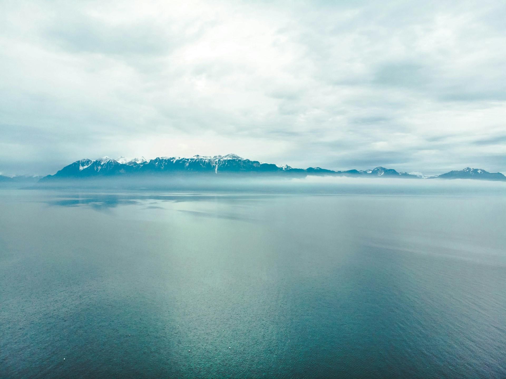 Le lac Léman avec les Alpes en arrière-plan.