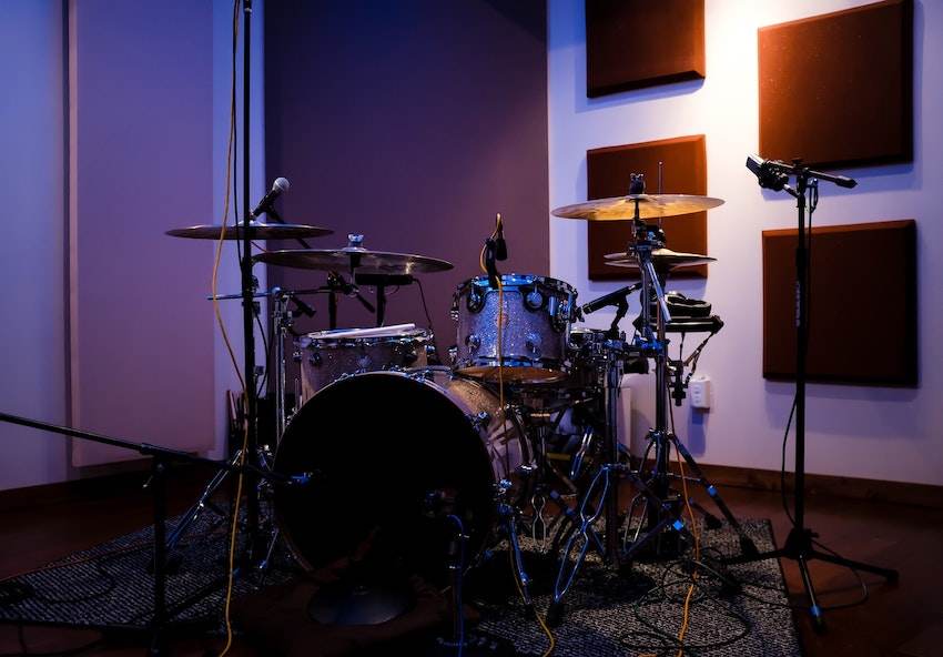 une batterie dans un studio