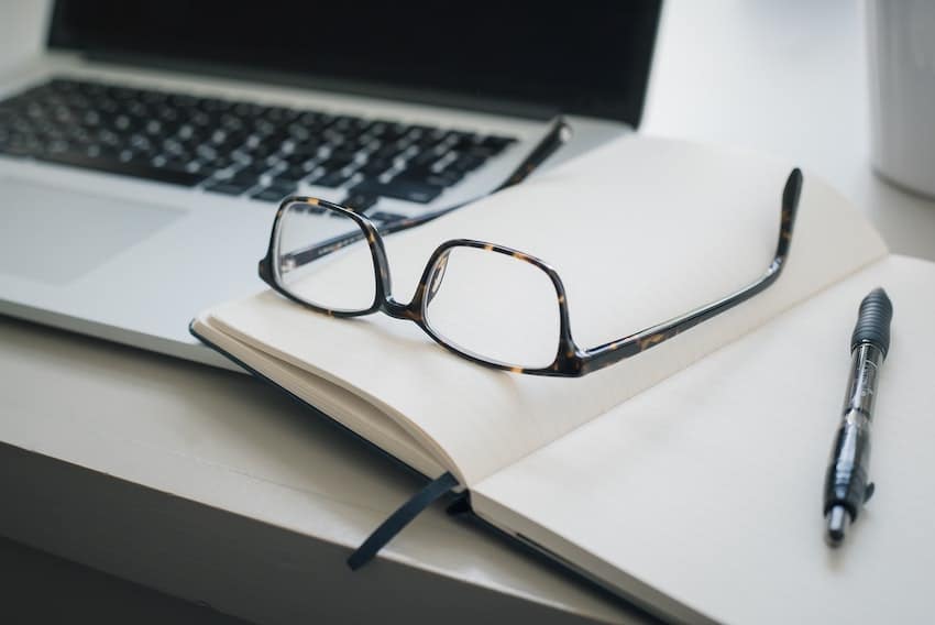 ordinateur lunettes et carnet