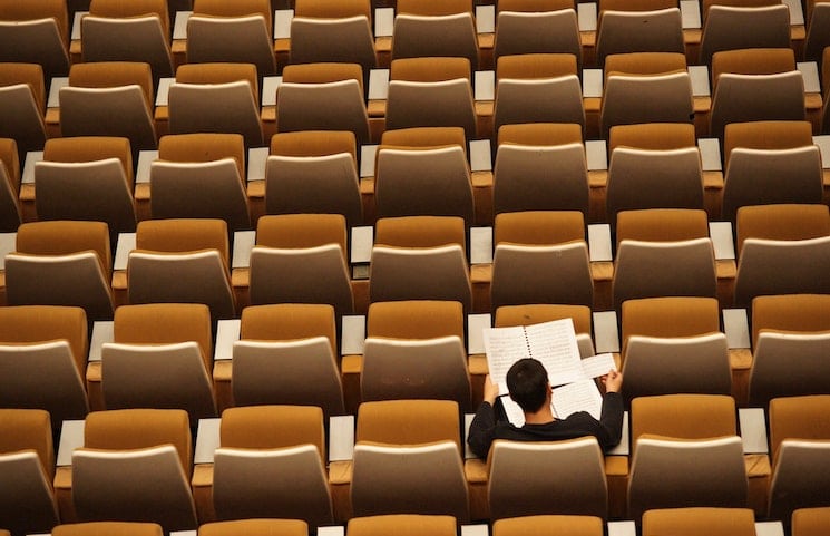 Un élève seul dans un amphi