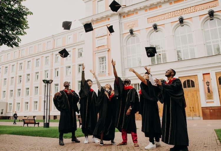 Des étudiants diplômés