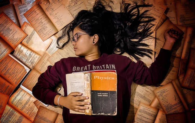 Jeune fille au milieu des livres