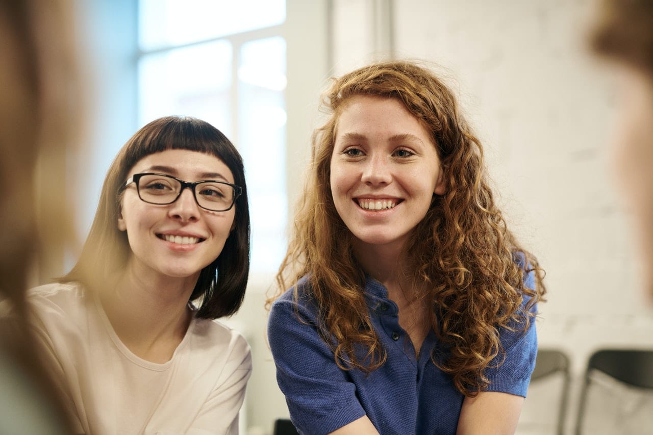 deux jeunes femmes souriantes