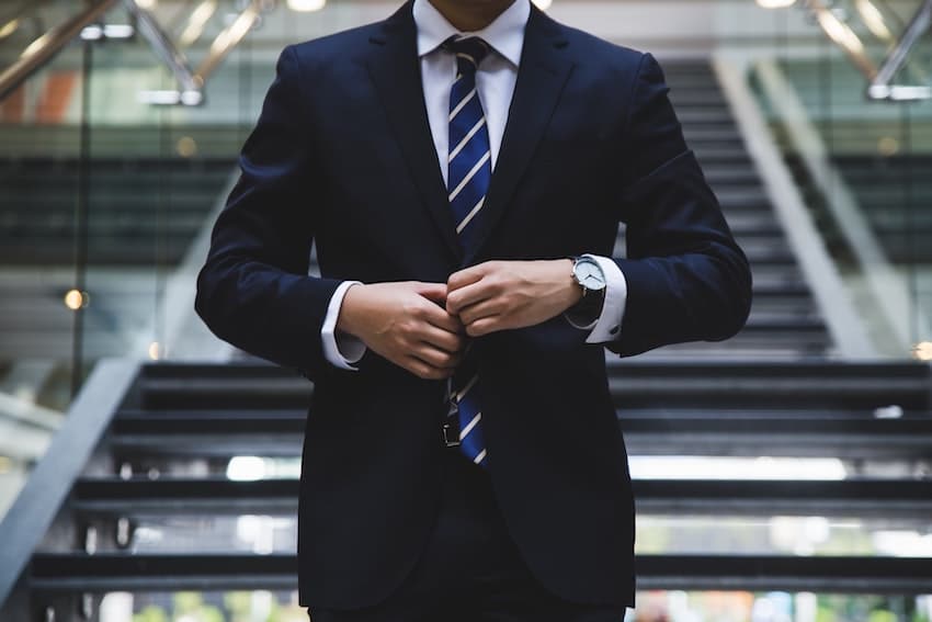 homme avec un costume