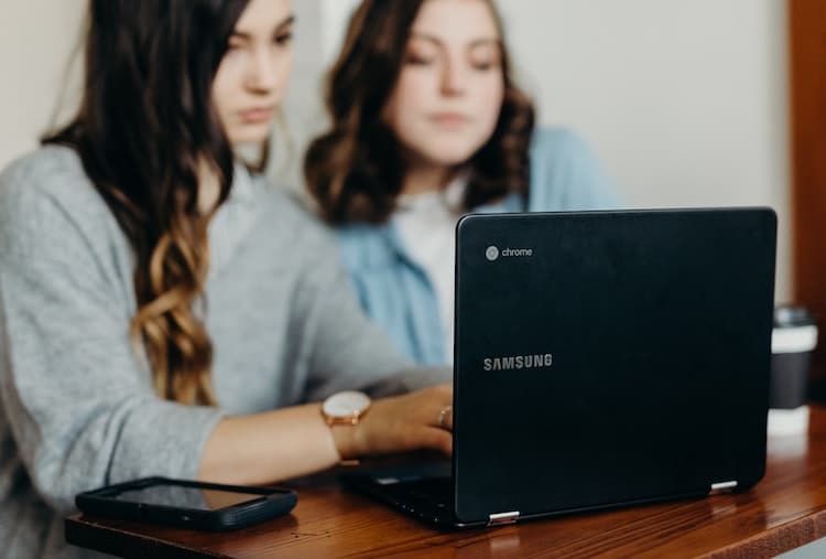 Deux jeunes filles devant un ordinateur
