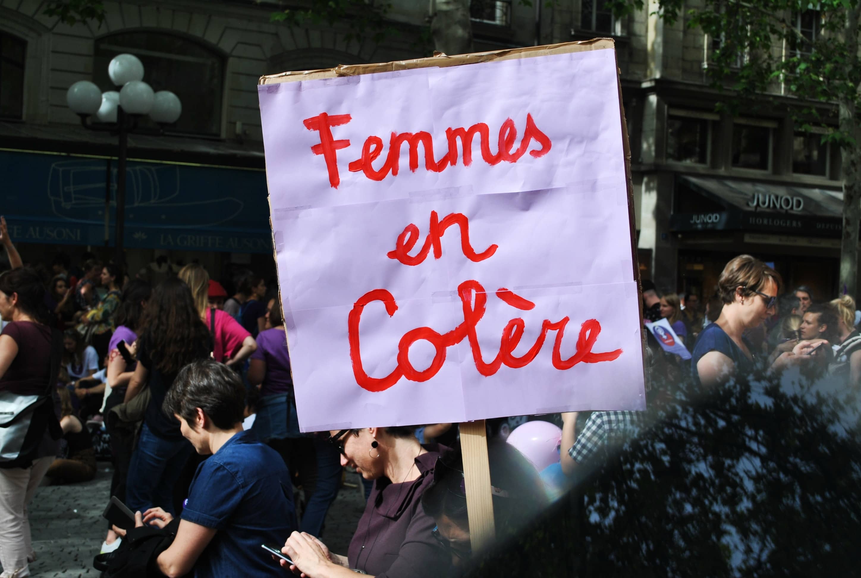 Manifestations des femmes en Suisse avec pancarte "femmes en colère" 