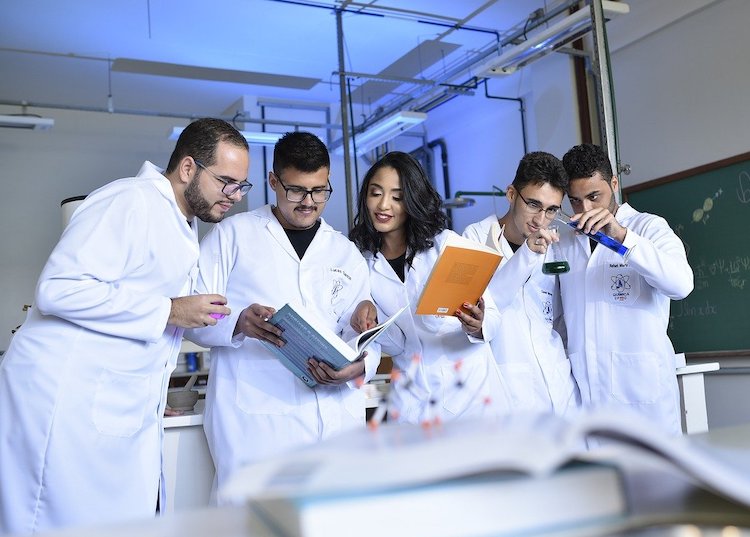 Des étudiants en science