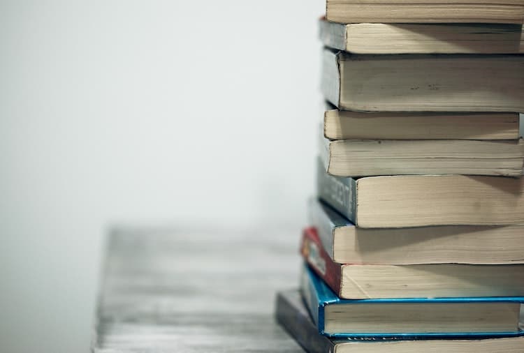Une pile de livres