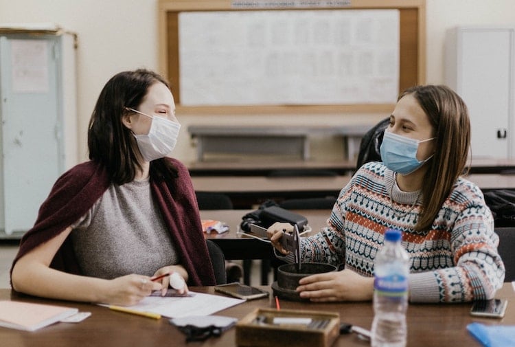 Prof et élève à une table