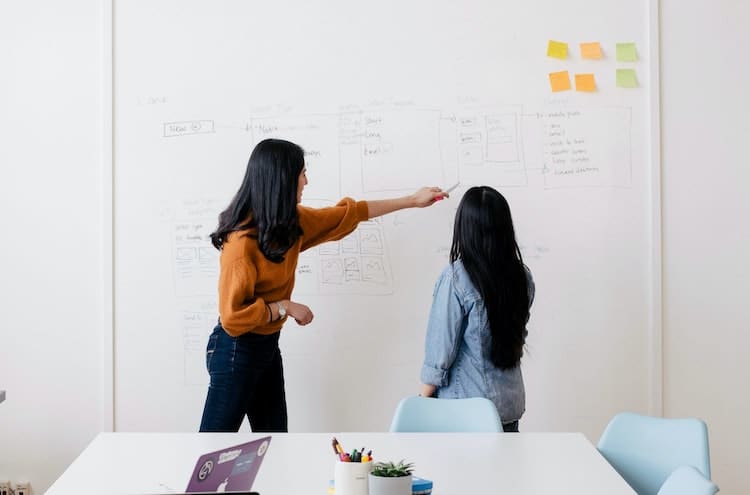 Deux femmes devant un tableau