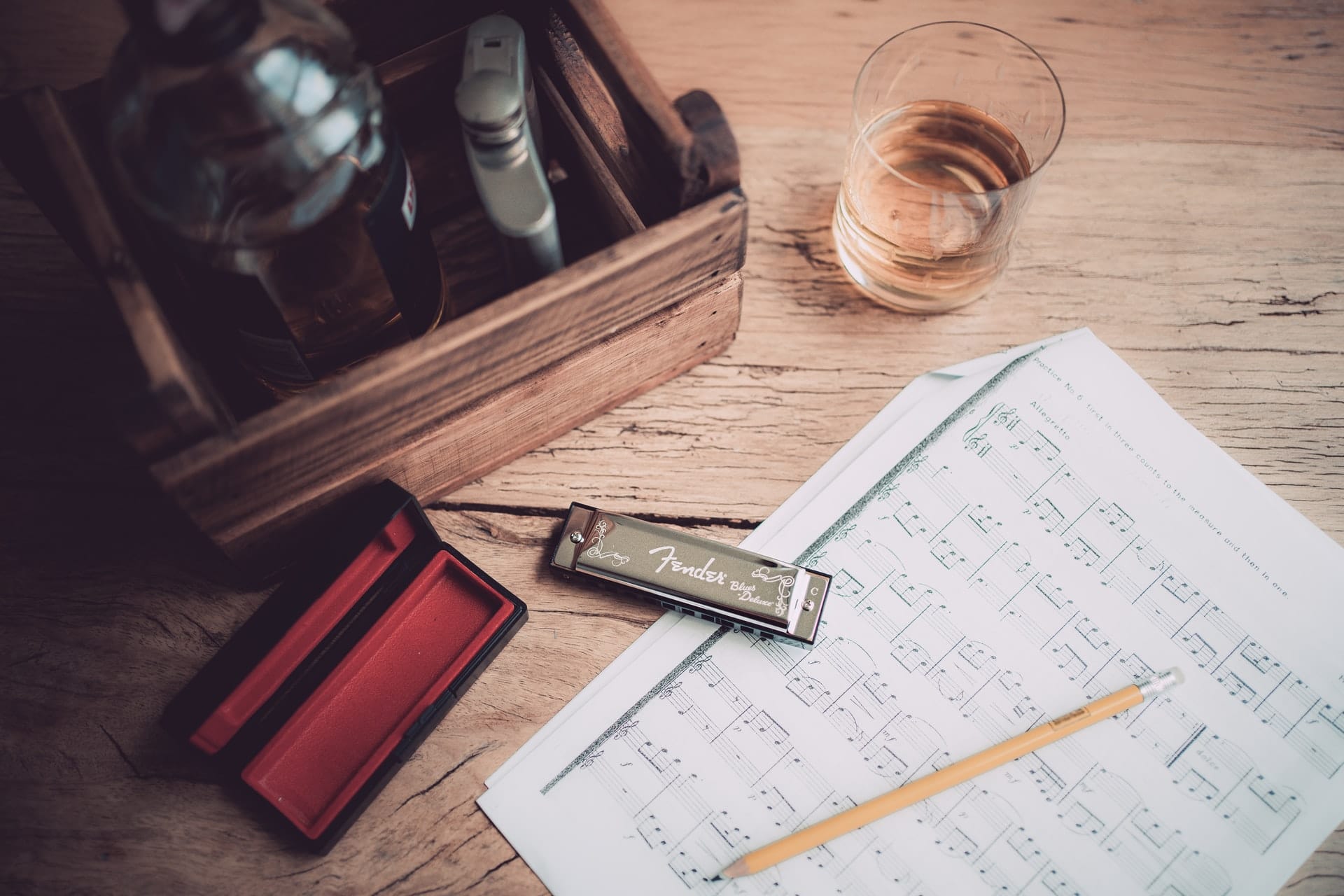 partition sur une table entourée d'un verre et d'une hanche