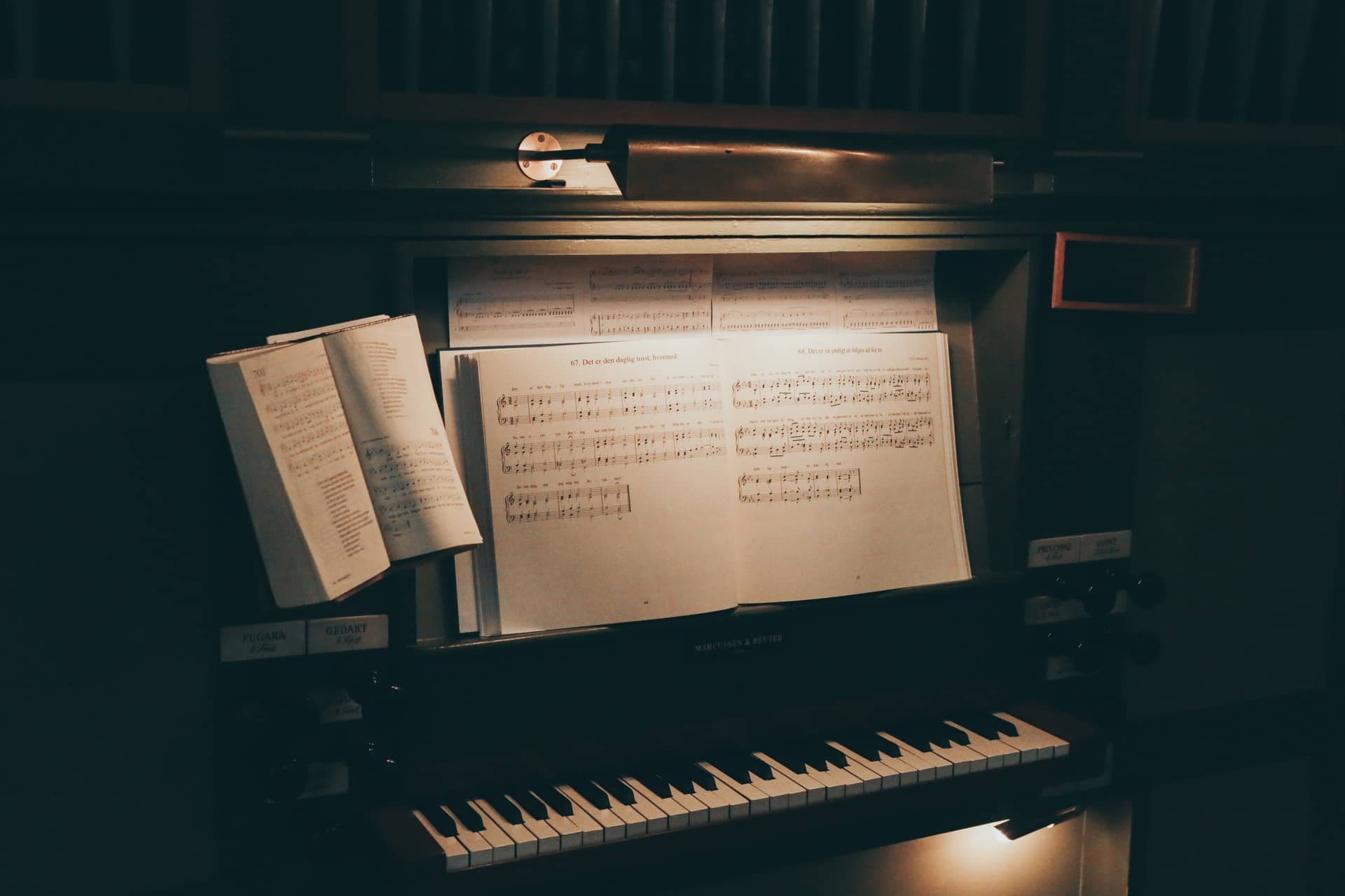partition sur piano