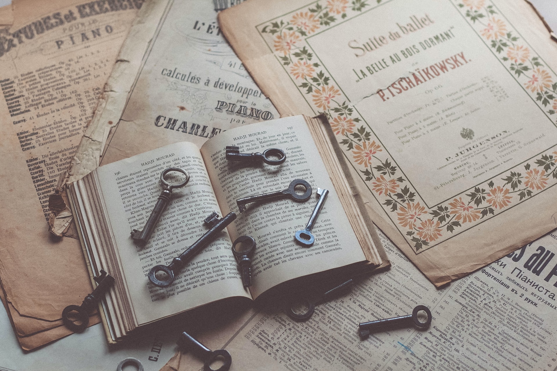 clés dispersées sur livre et partitions