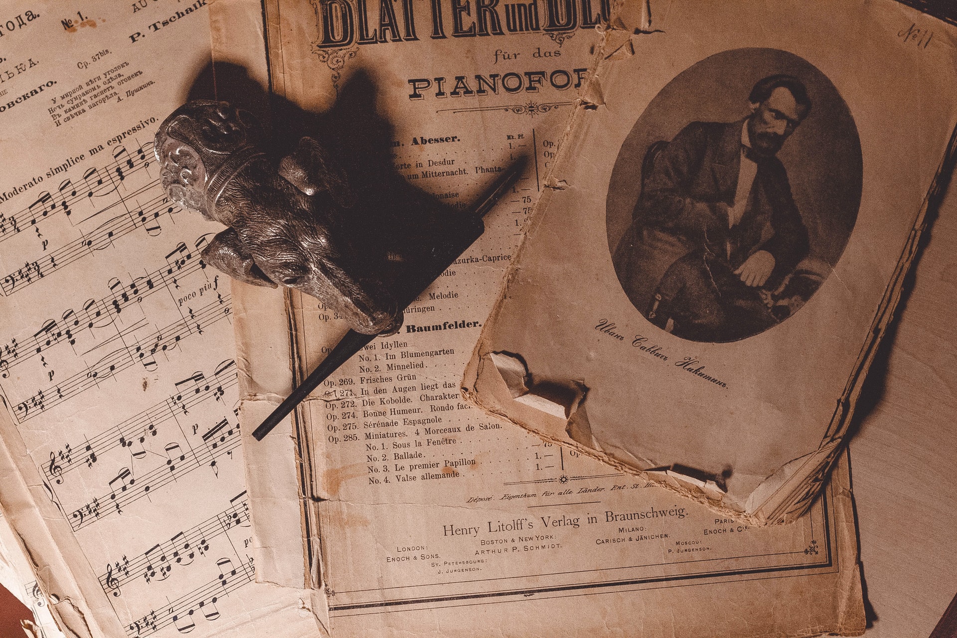 vieilles partitions entremêlées