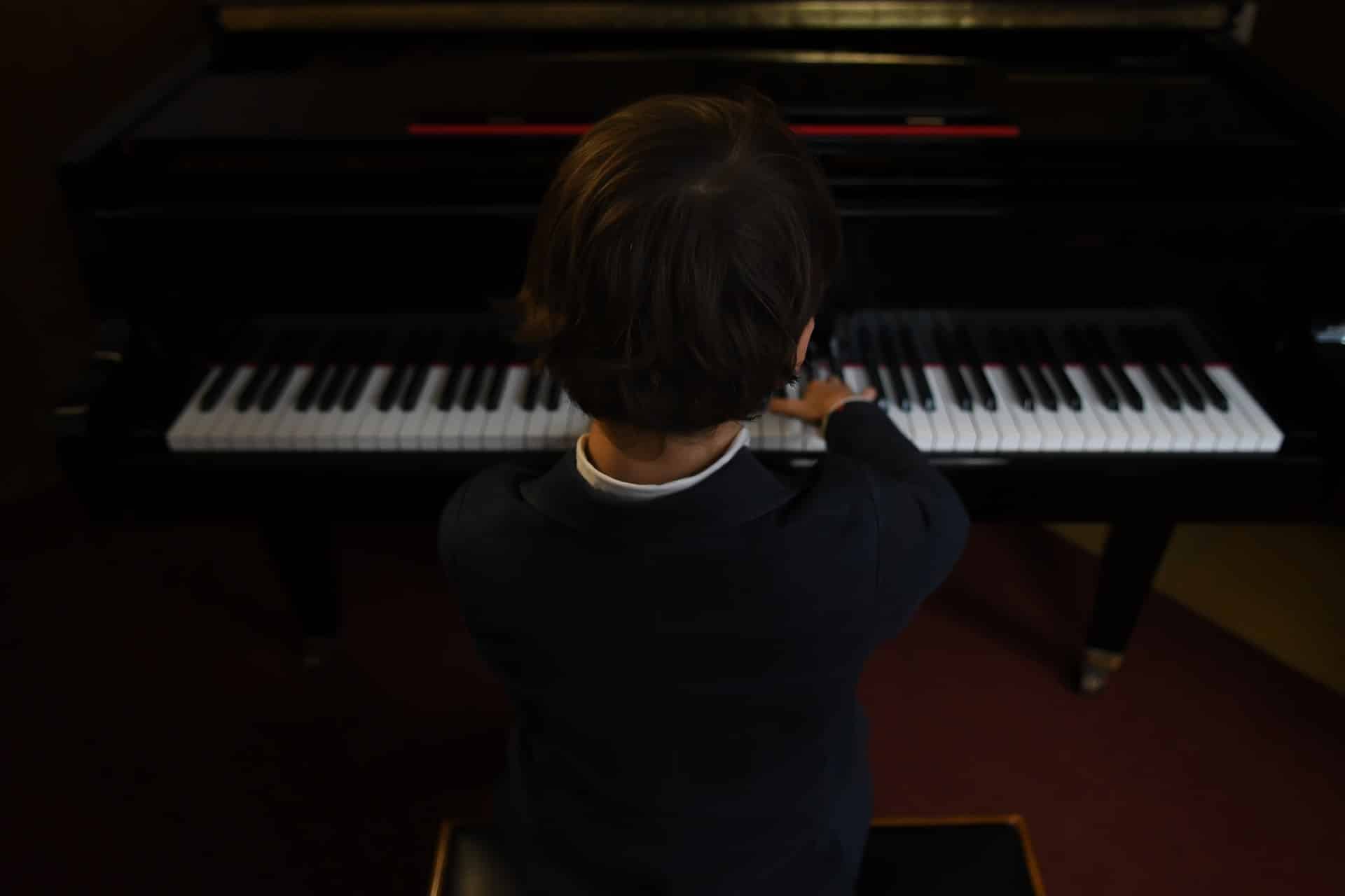 enfant jouant du piano