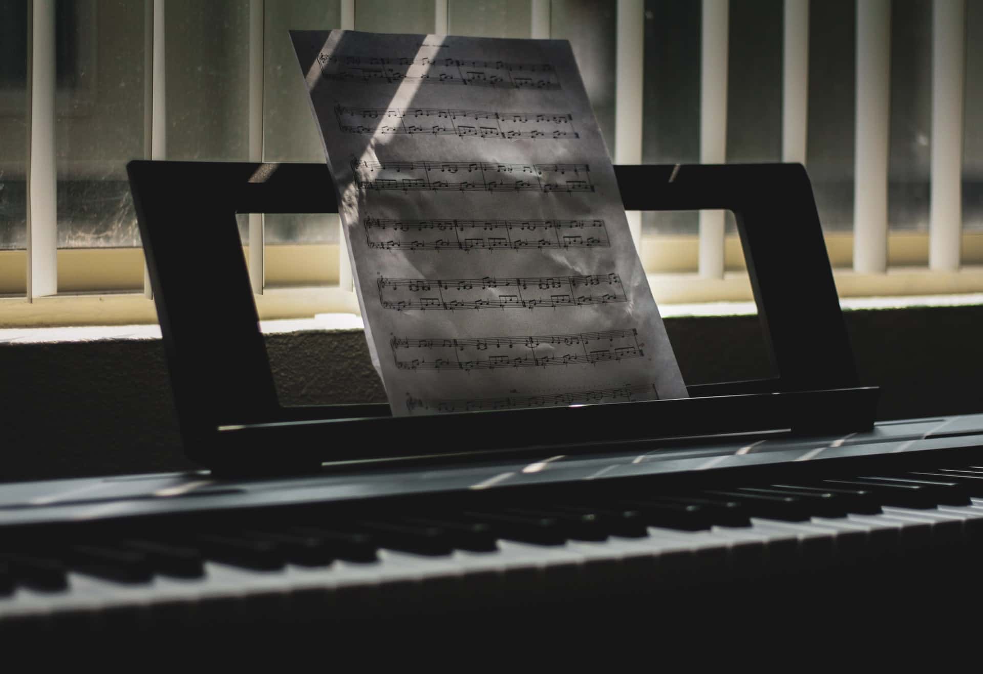 partition sur piano noir