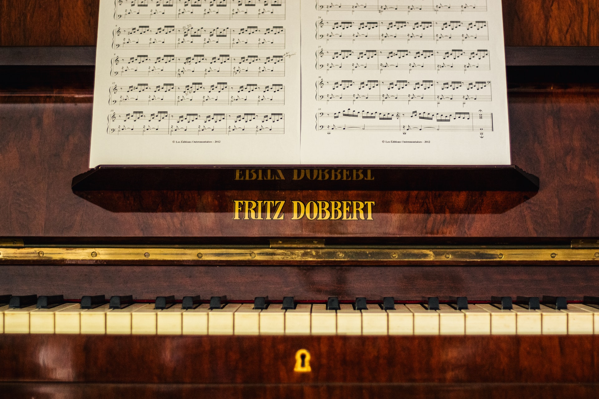 partition sur beau piano brun