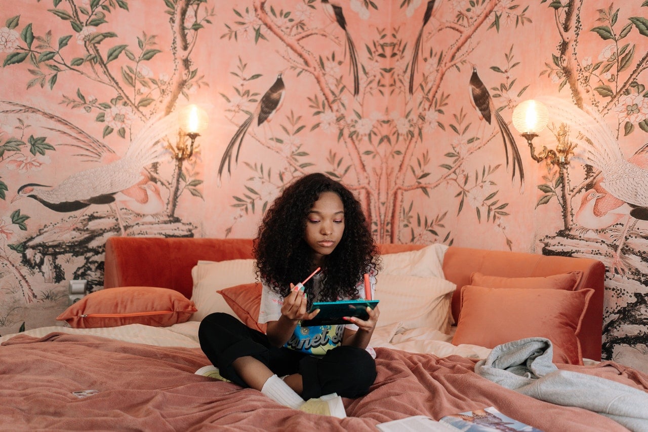adolescente sur son lit