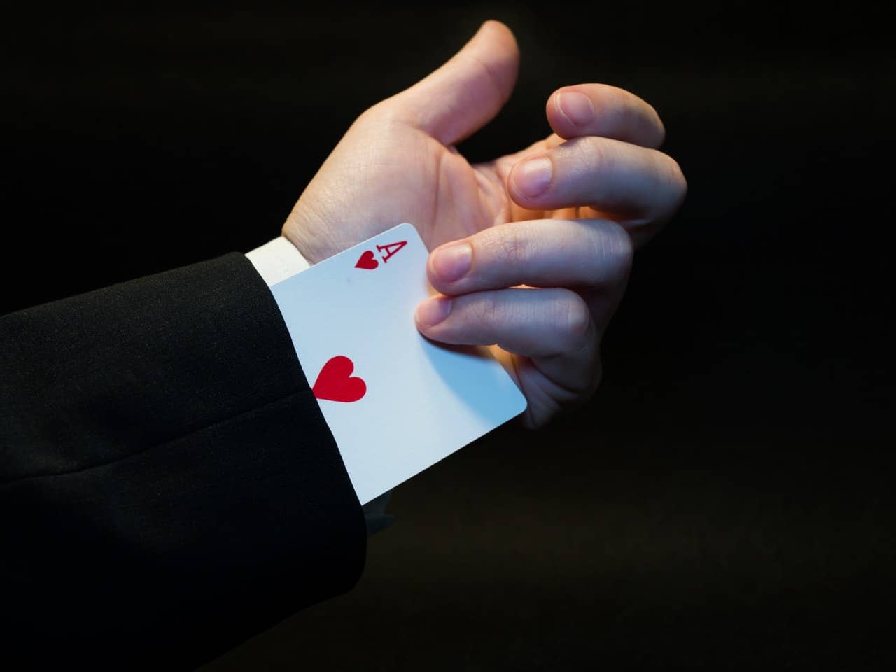 magicien sortant une carte