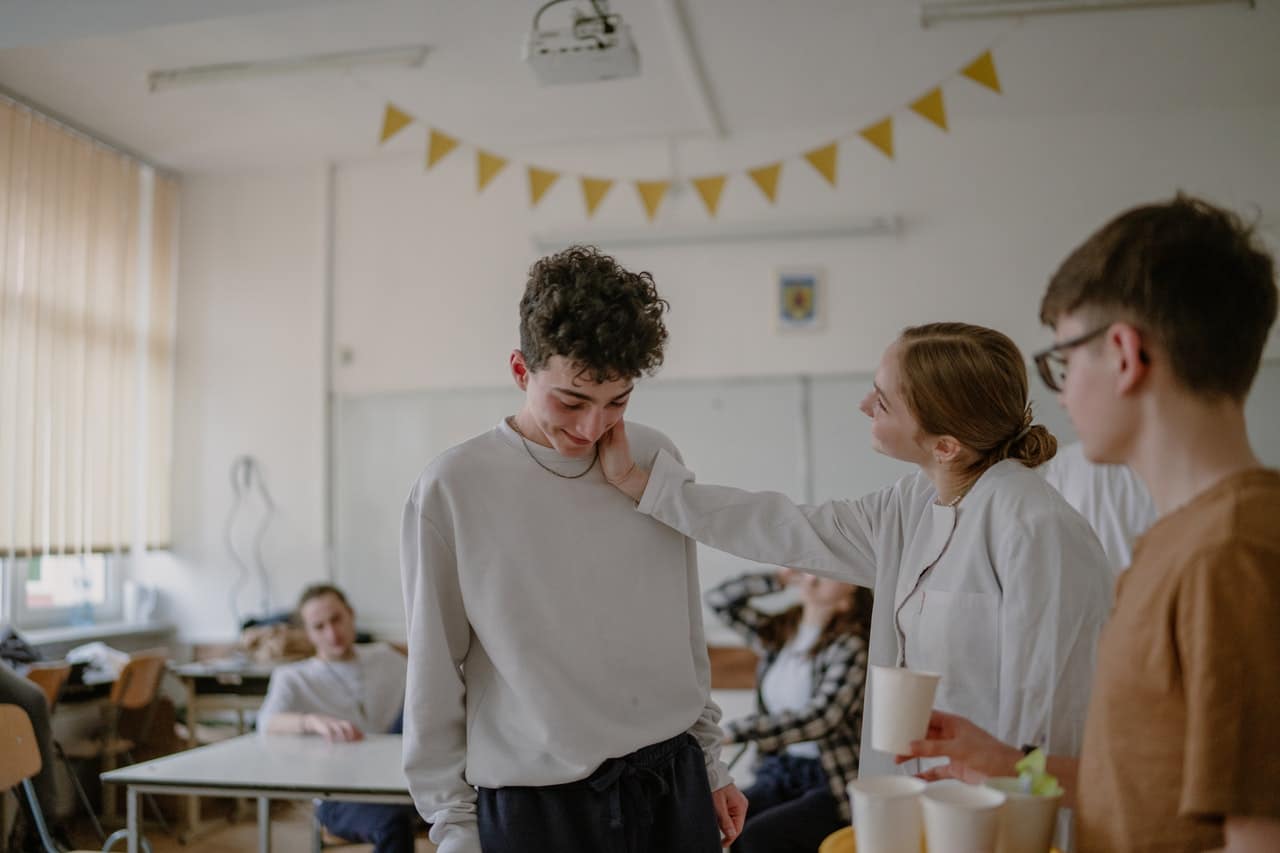adolescents se taquinant en classe