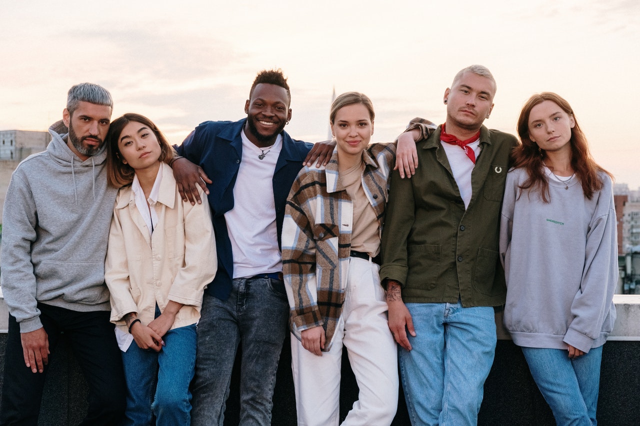 jeunes adultes ensemble