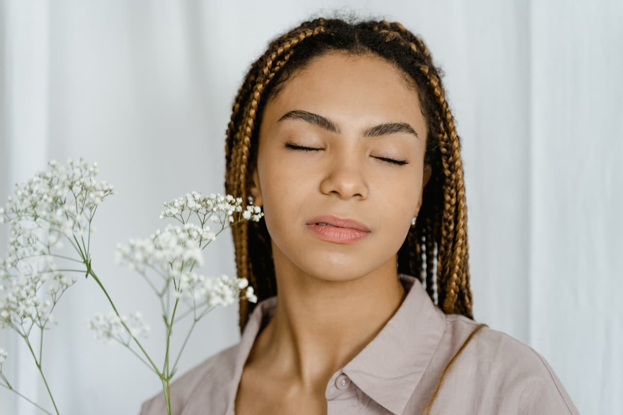jeune femme fermant les yeux