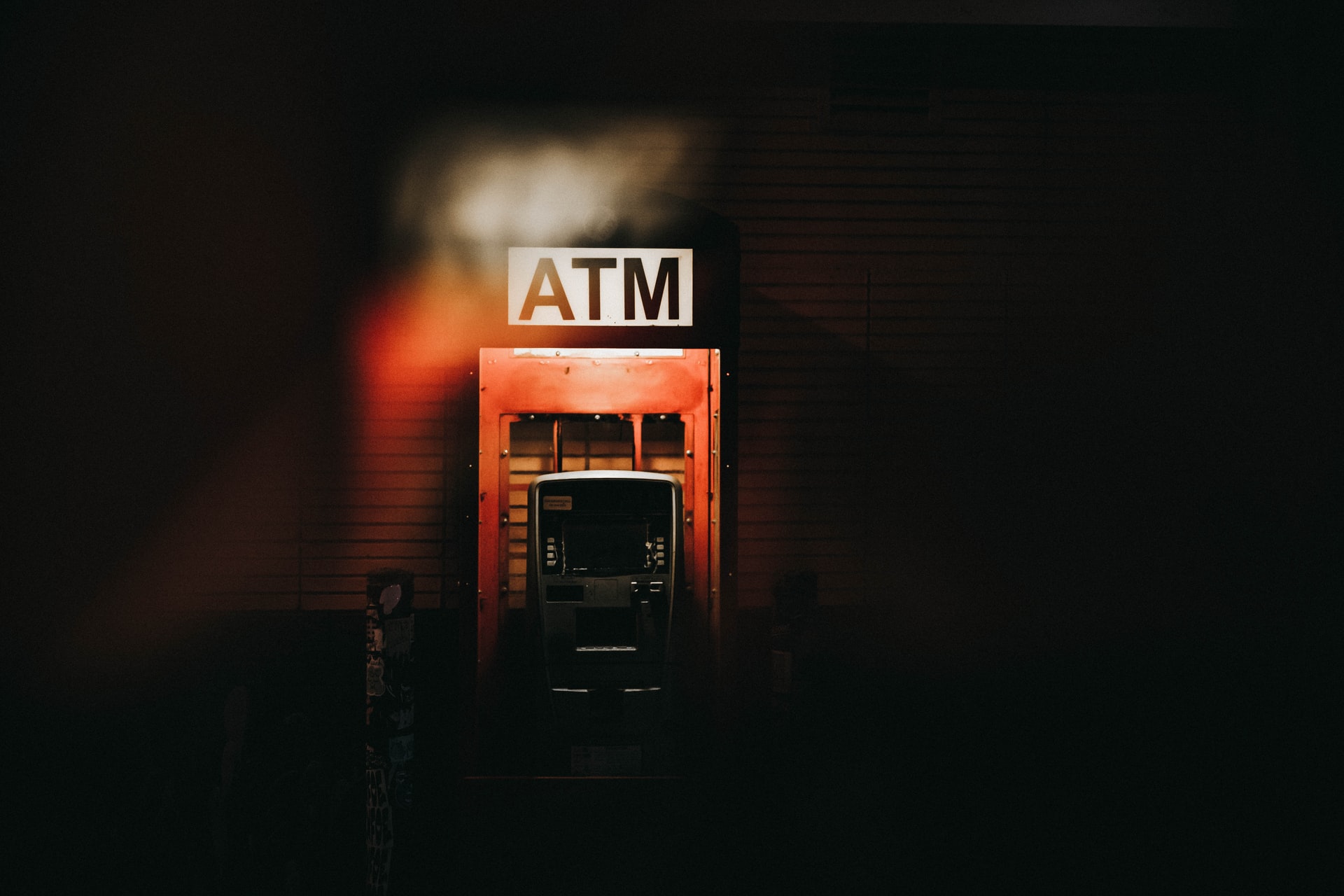 distributeur d'argent la nuit