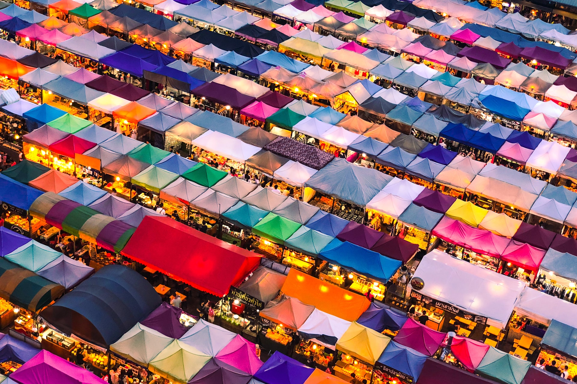 vue aérienne de tentes de couleur dans un marché