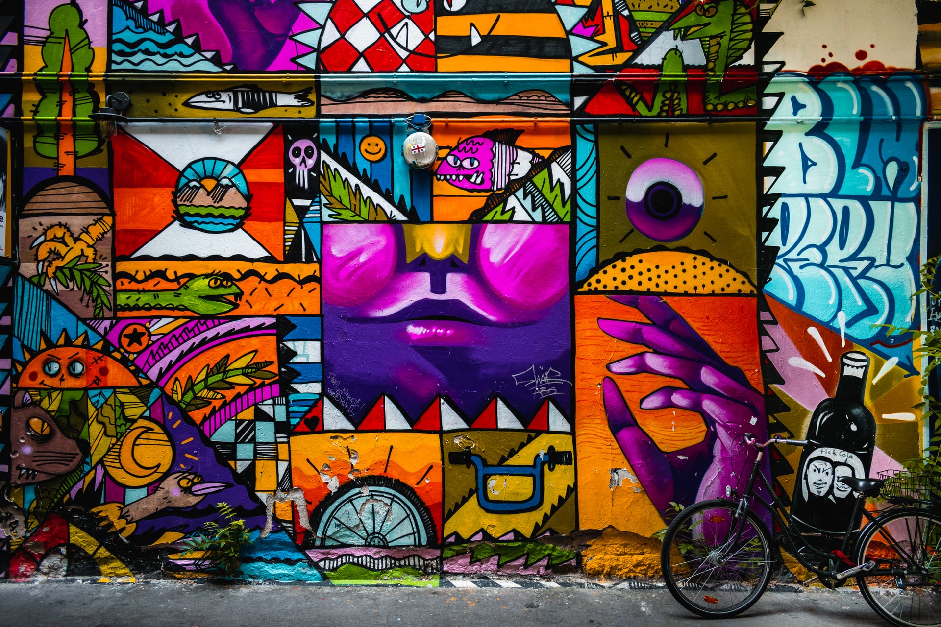 un mur avec des graffitis à Berlin