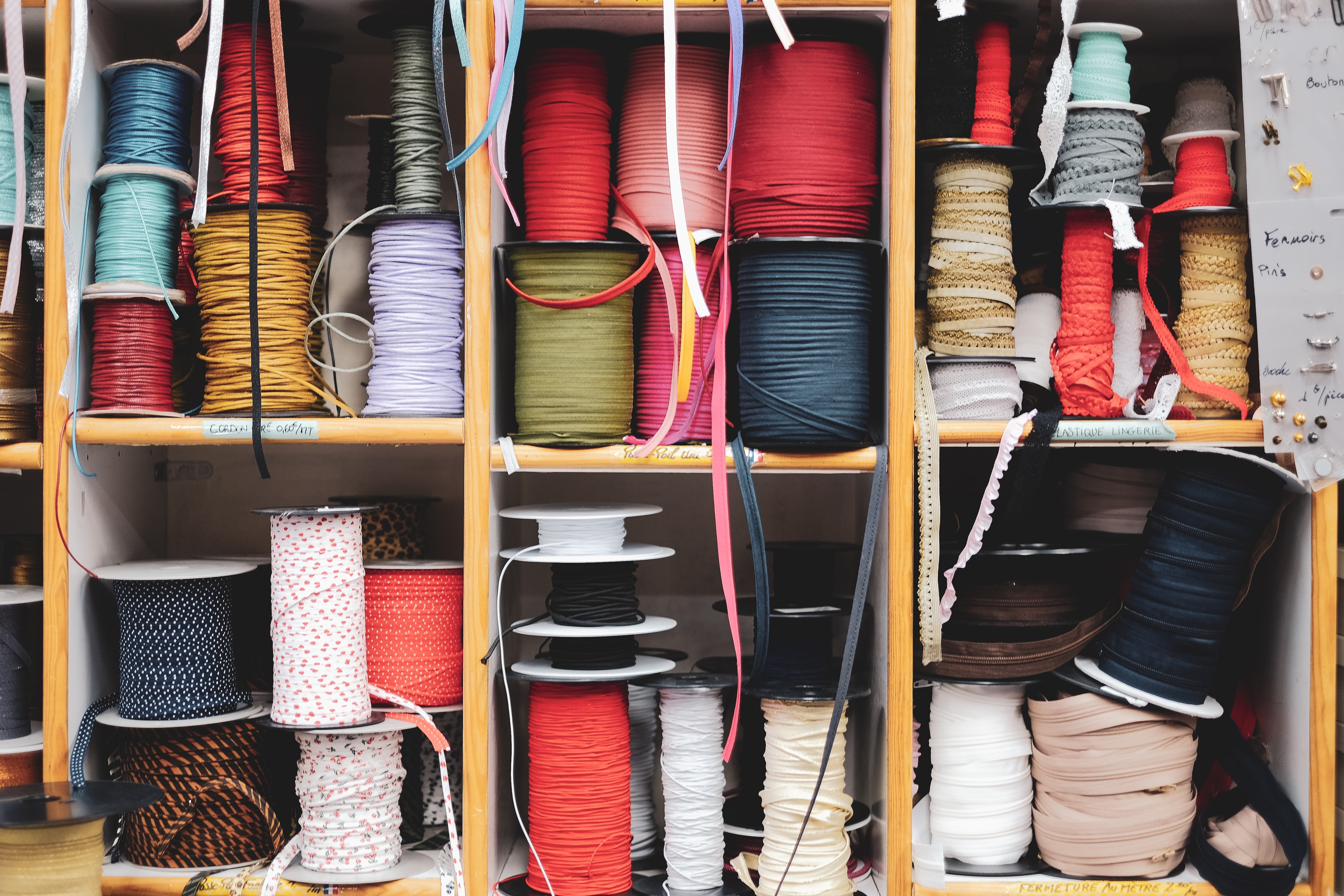 Bobines de fils sur une étagère dans un cours de couture