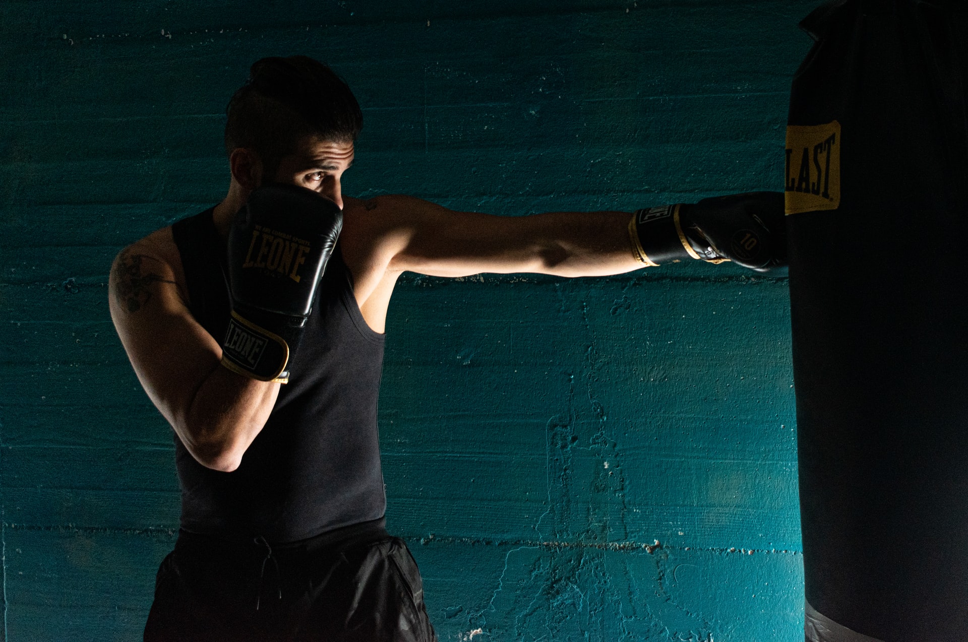boxeur en train de frapper un sac de boxe 