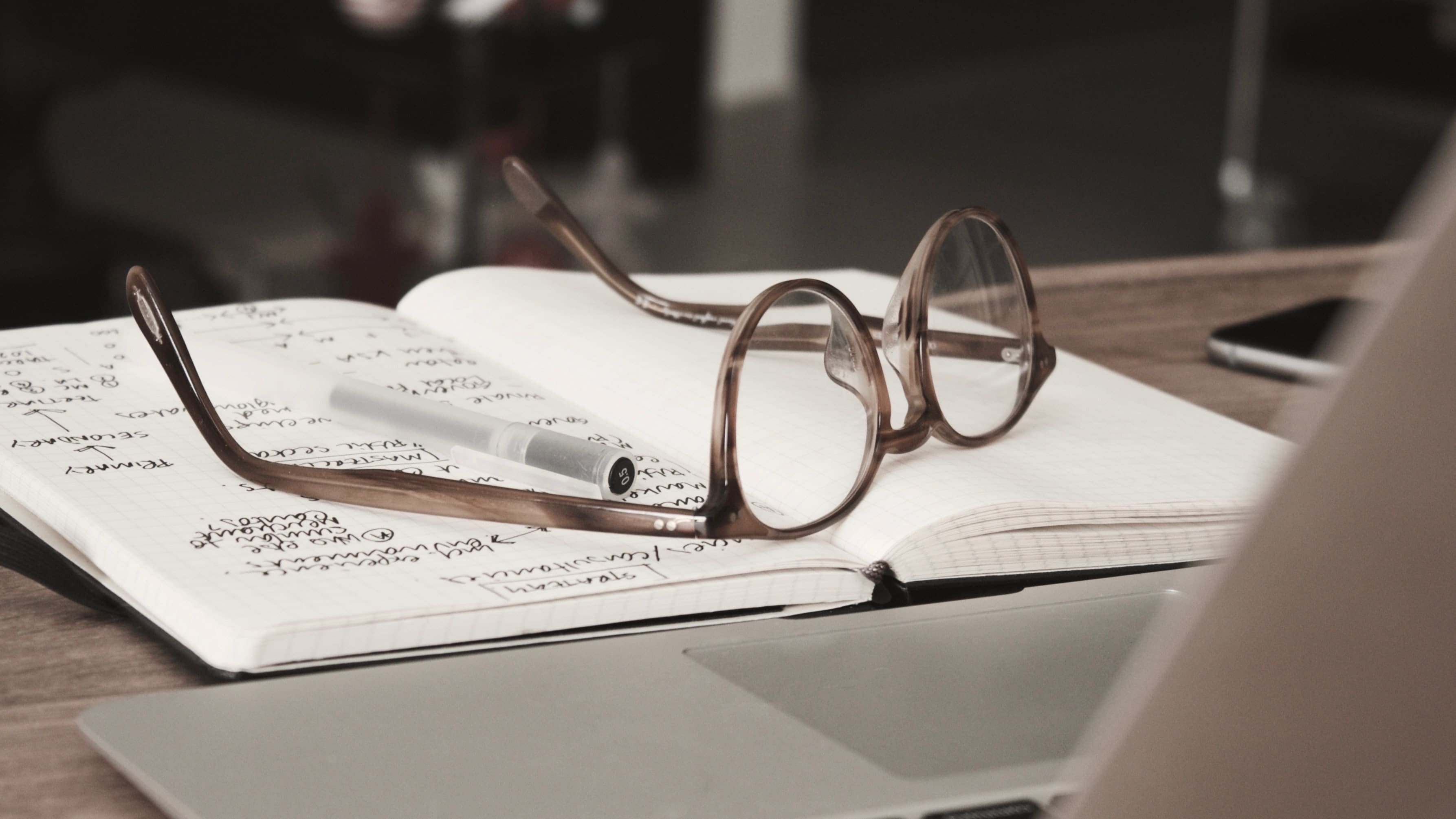 Lunettes de vue sur un cahier