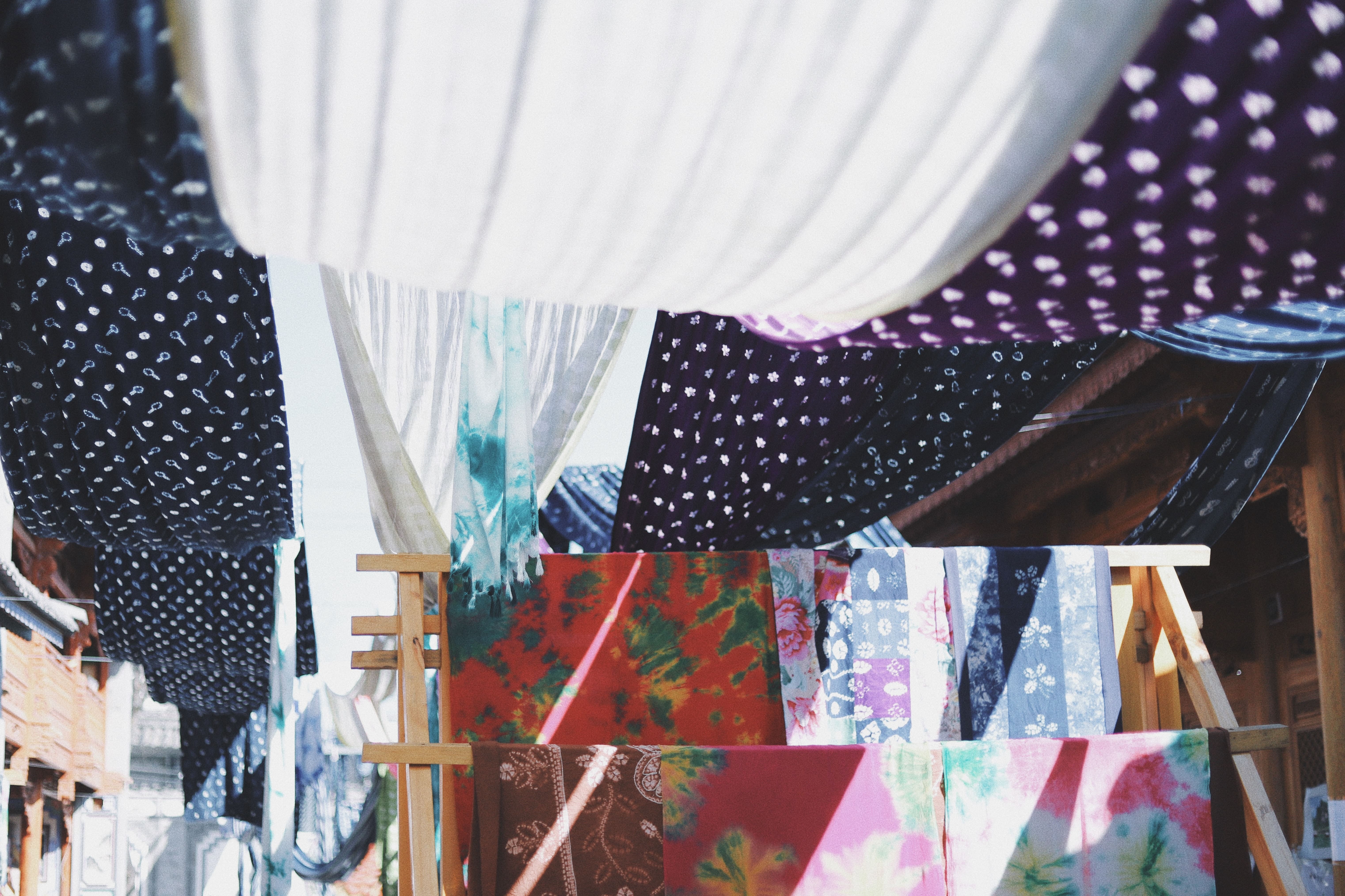 Tissus variés dans un marché de couture
