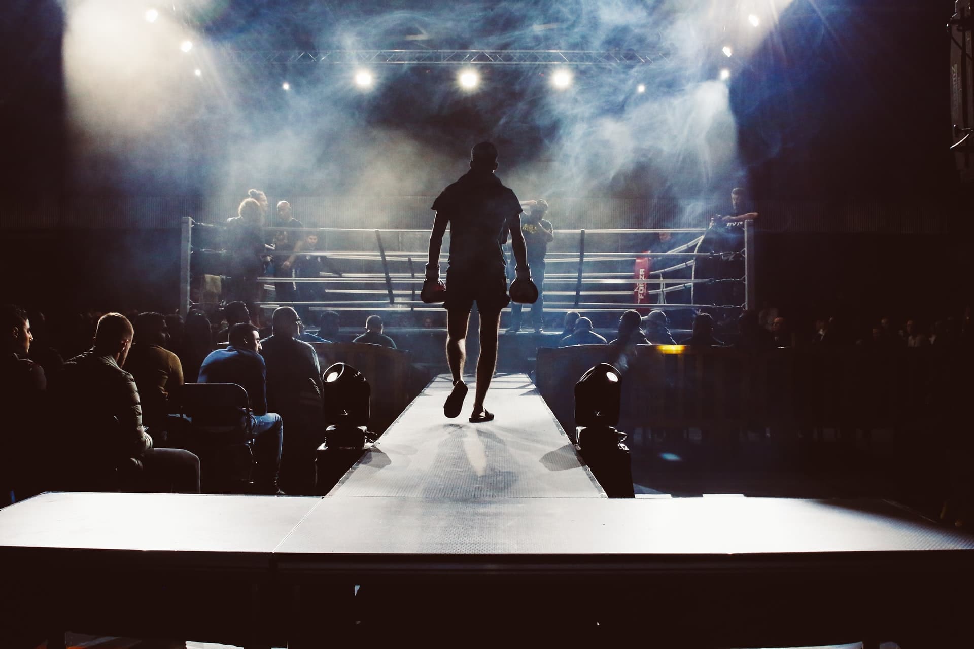 un boxeur allant à son combat de boxe