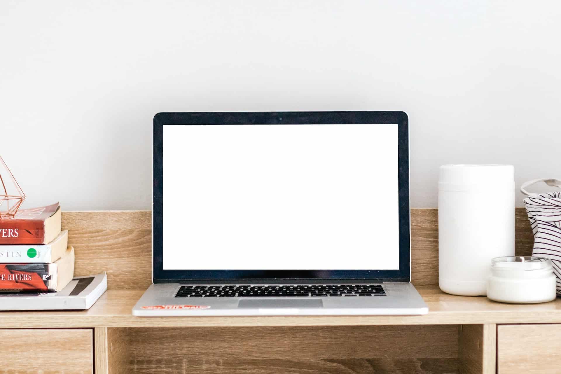 laptop apple avec ecran blanc