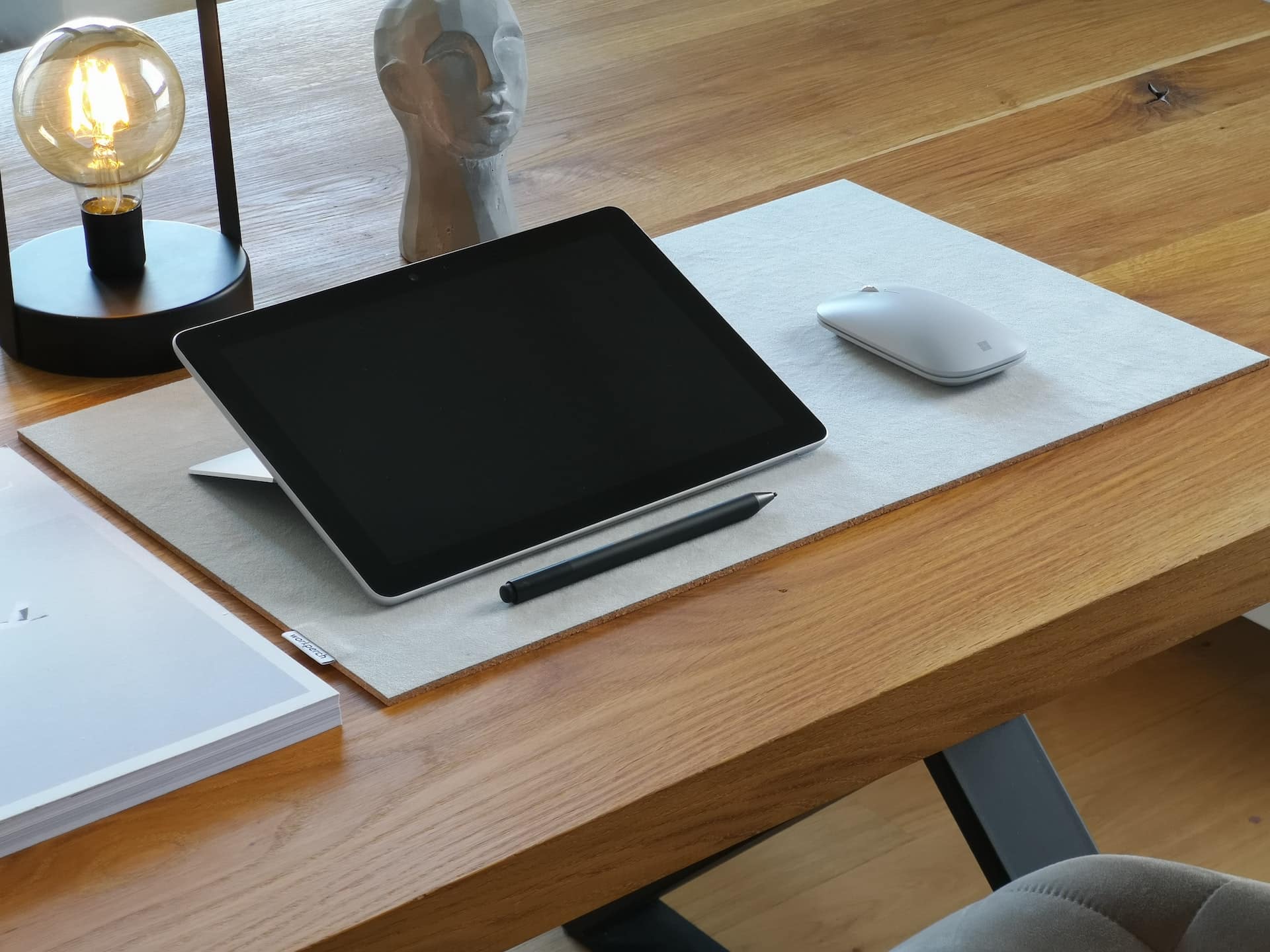 tablette, souris et crayon sur un bureau