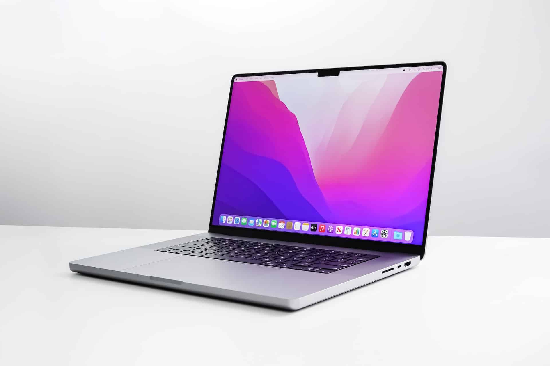 laptop avec ecran violet ouvert