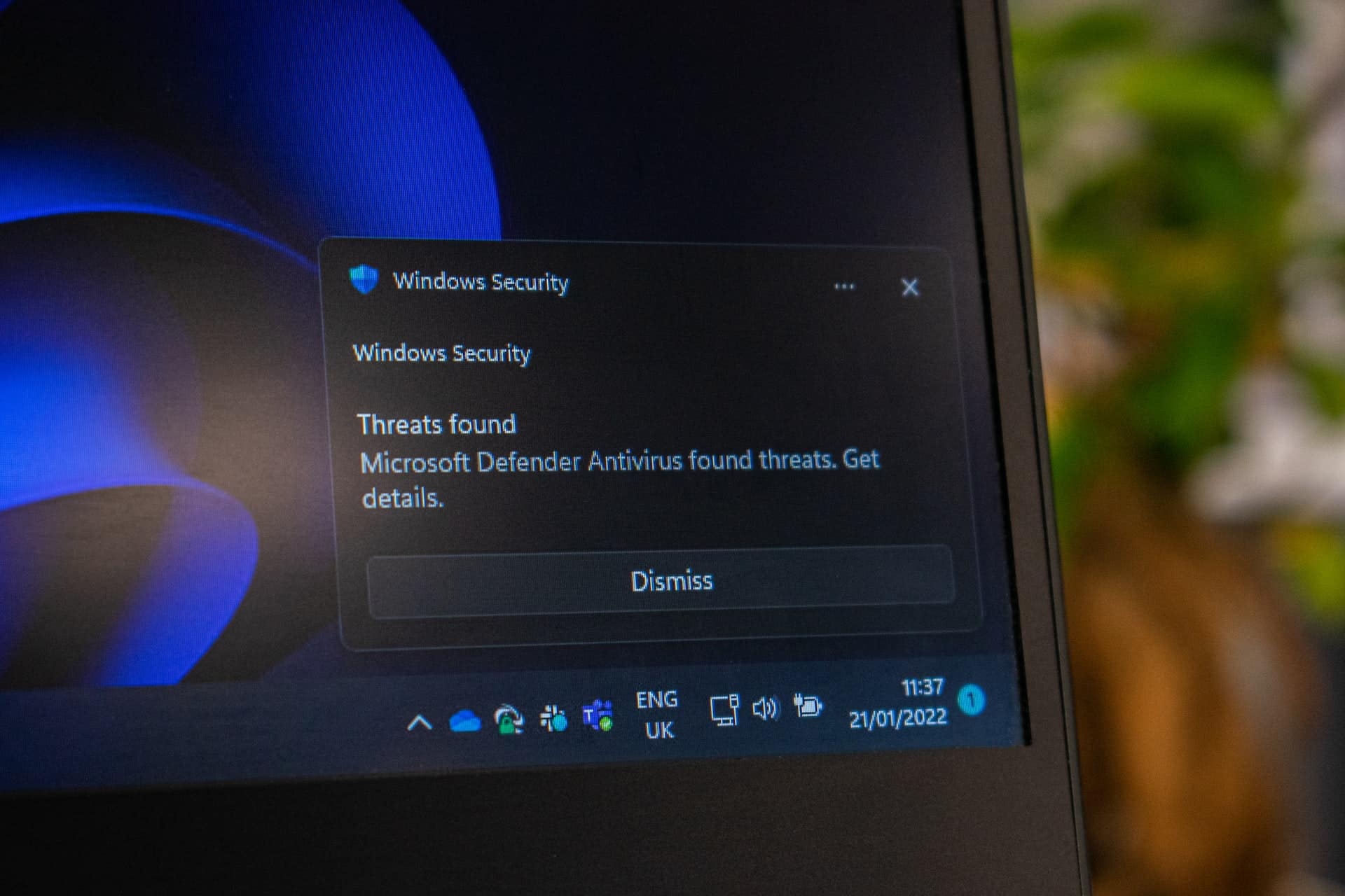 ecran de laptop ouvert avec un message de securite de windows