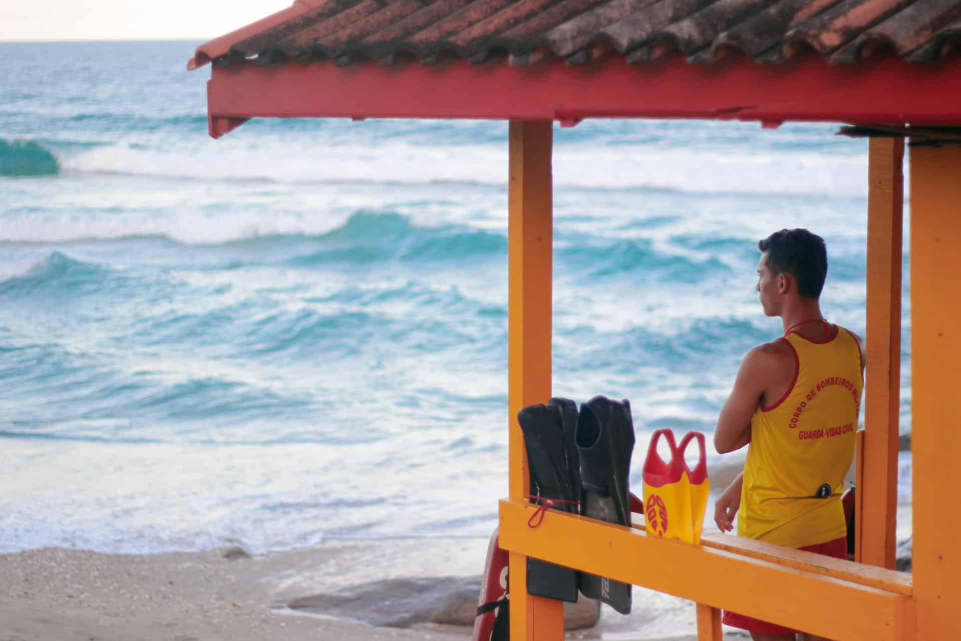 un maitre nageur devant la mer
