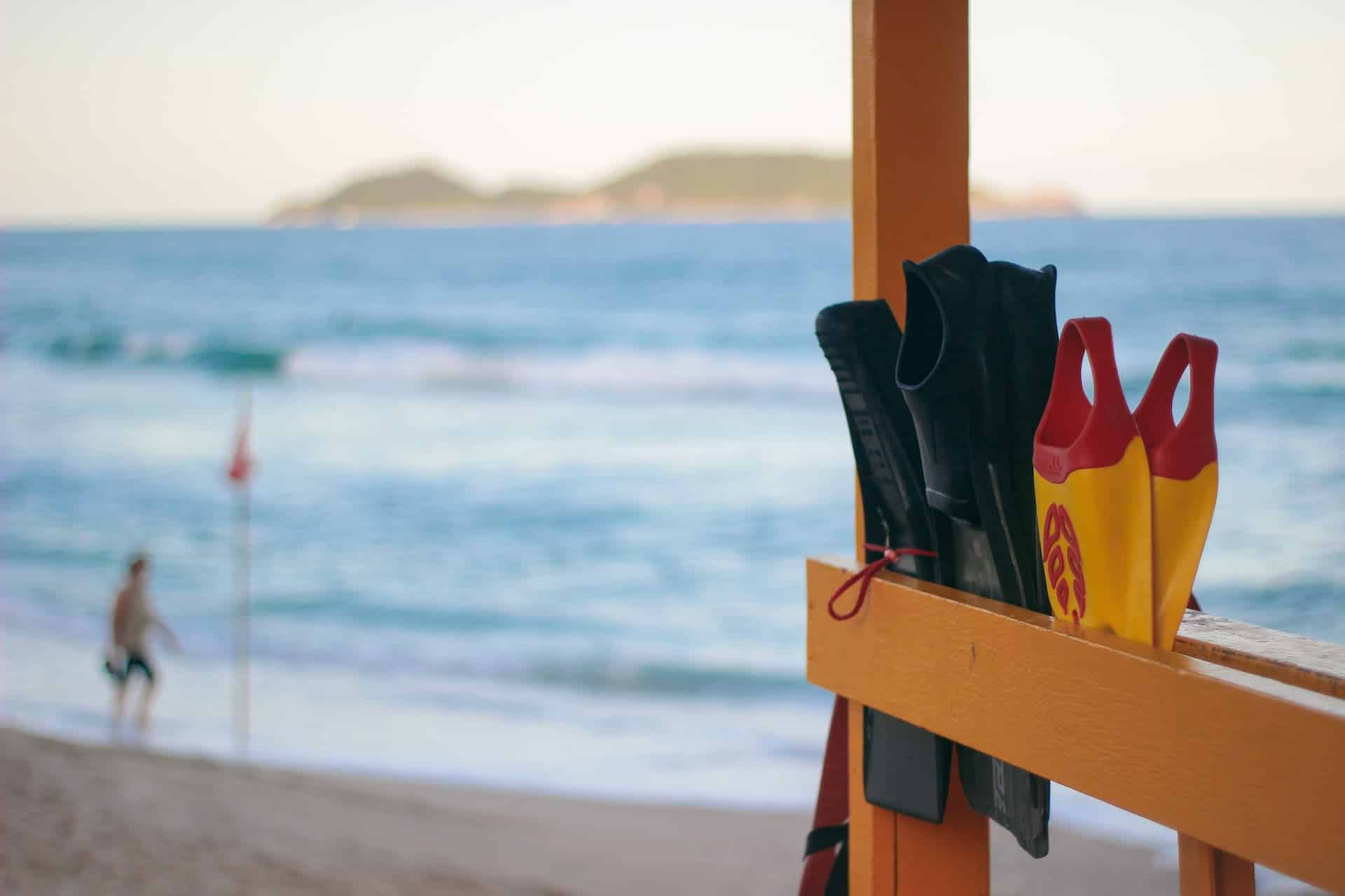 palmes pour nager et vue de la mer