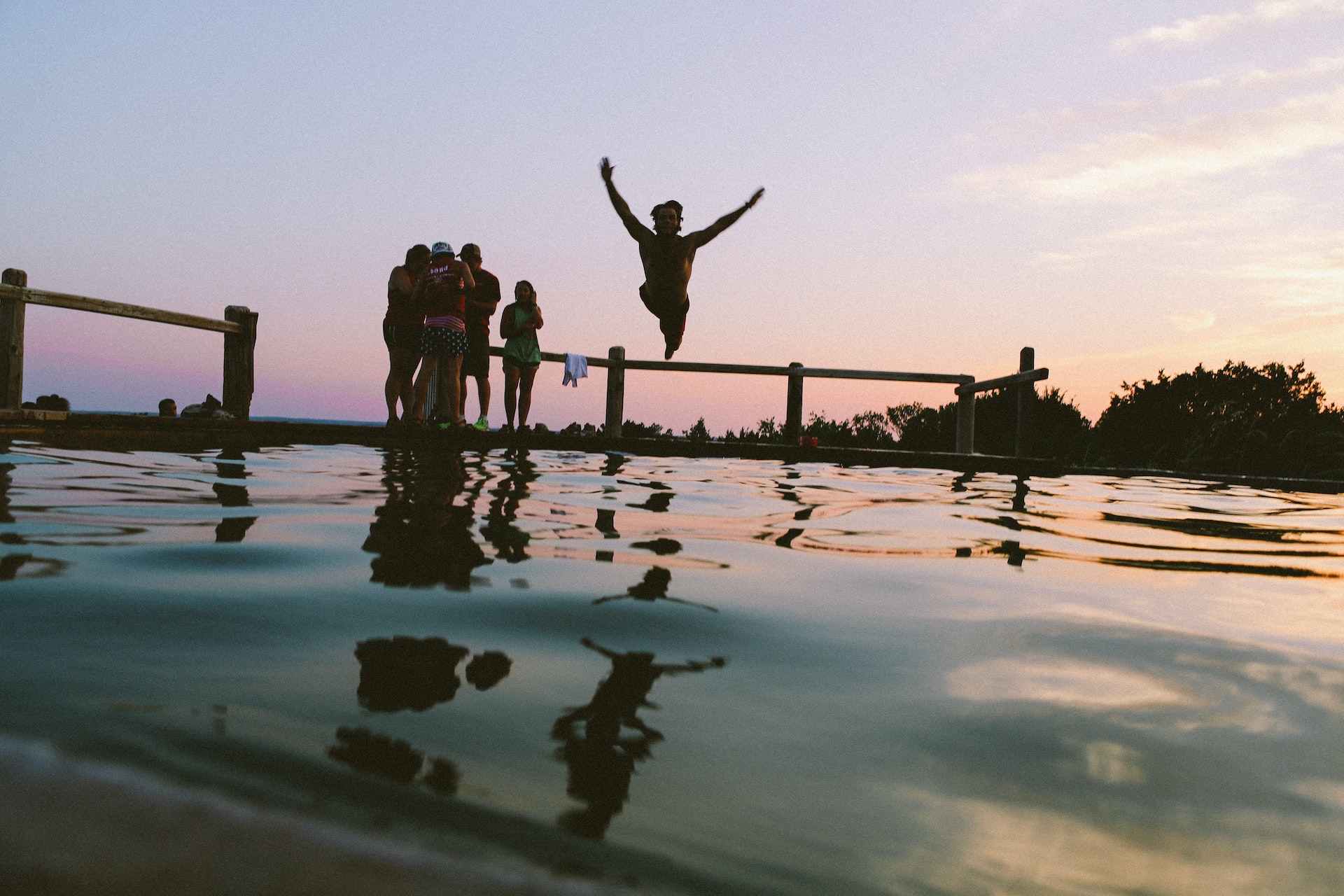un groupe de jeunes au bord d'un lac